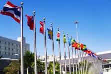 Treffen mit globalen Flaggen World International UN
