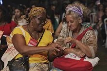 Zwei Frauen auf dem brasilianischen Agrarökologie-Kongress, Rio de Janeiro November 2023.