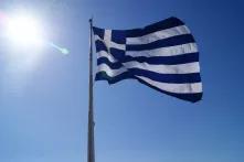 Europawahlen in Griechenland - Eine griechische Nationalflagge weht vor blauem Himmel