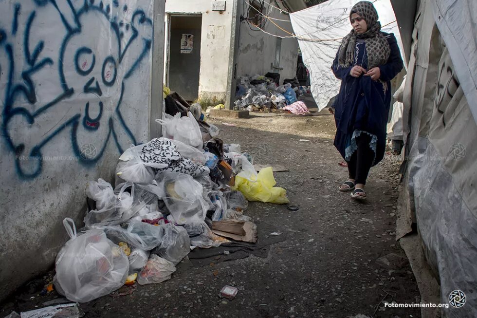 Camp Moria on Lesbos: The dirt is piled up everywhere. A walk through Moria is like a walk through a rubbish dump.