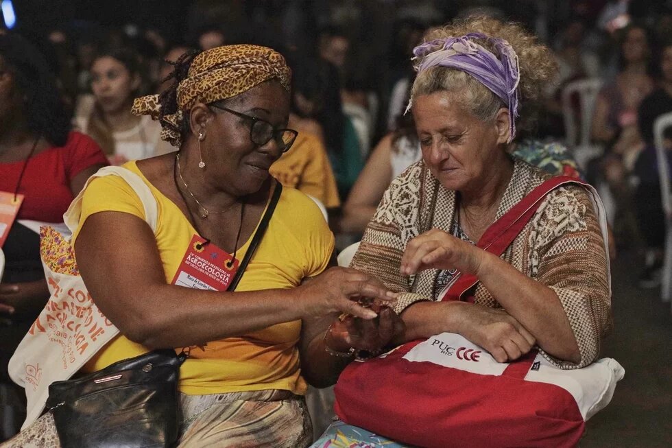 Zwei Frauen auf dem brasilianischen Agrarökologie-Kongress, Rio de Janeiro November 2023.