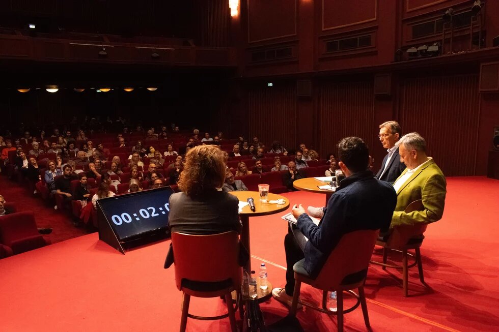 Ένα debate για τη ΔΕΘ περιγραφή cover