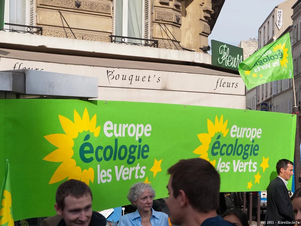 Wahlplakte der Partei Europe Ecologie - Les Verts Frankreich vor den Europawahlen: Links blinkt alles grün - Wahlplakte der Partei Europe Ecologie - Les Verts