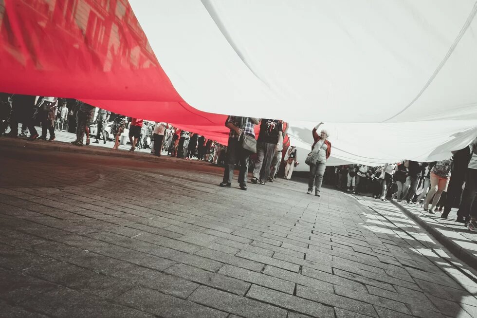 Menschen auf einer Demonstration mit polnischer Fahne