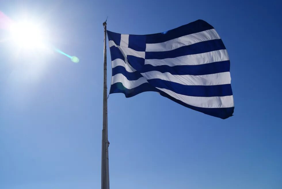 Europawahlen: Griechenlands blauen Welle Europawahlen in Griechenland - Eine griechische Nationalflagge weht vor blauem Himmel